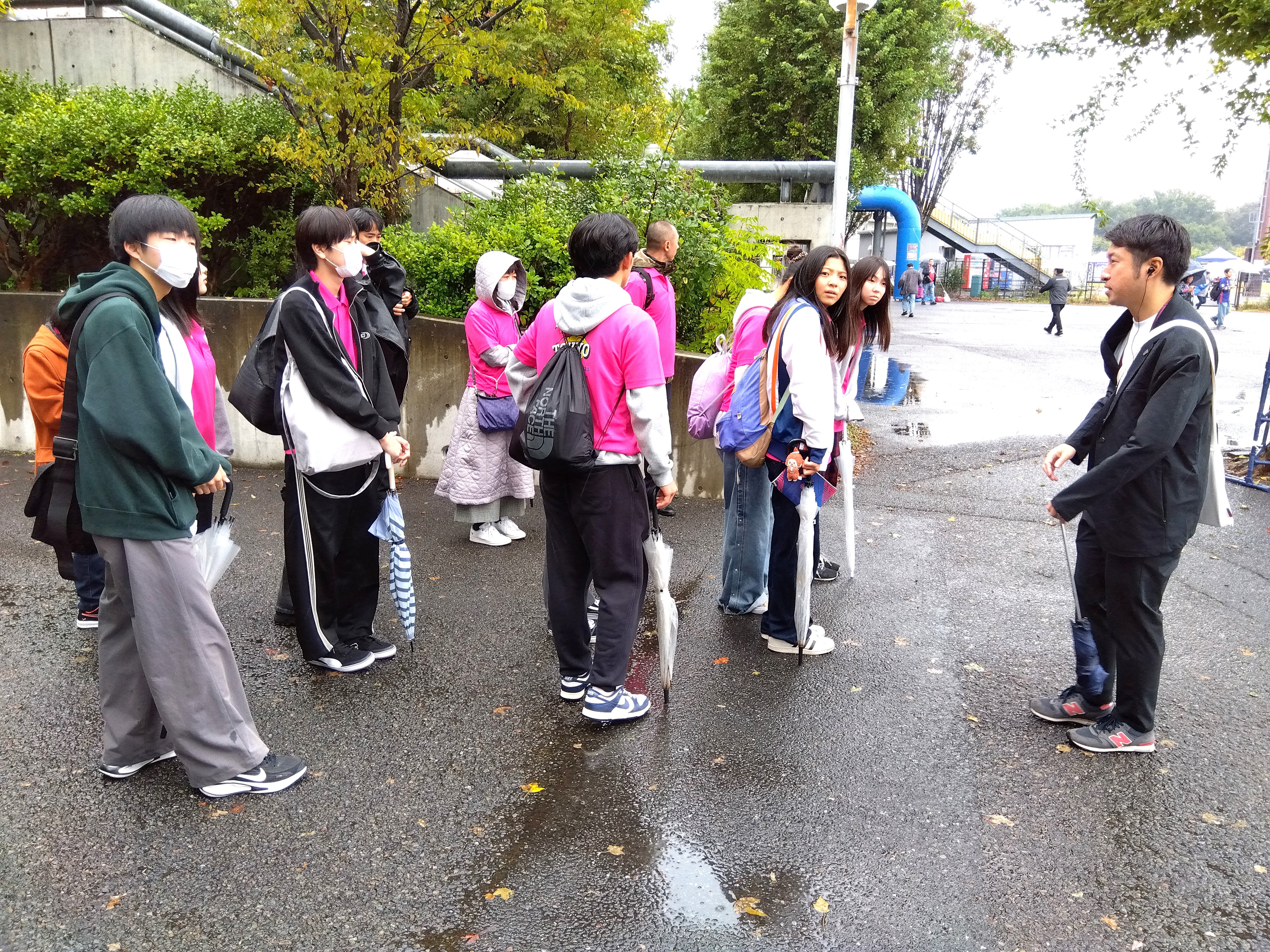 会場外の青赤パークを見学する写真