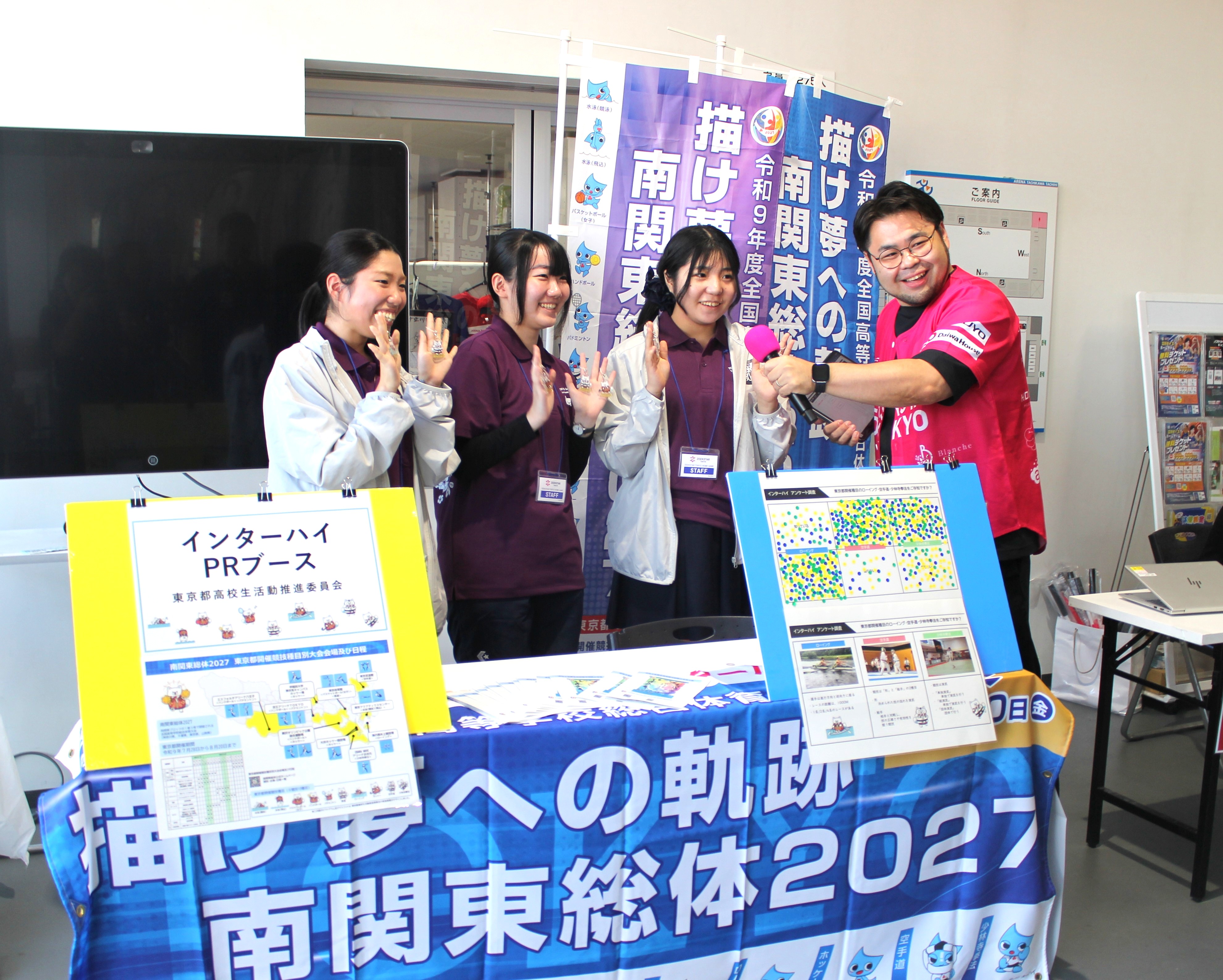 スタジアムMCのインタビューに答える推進委員