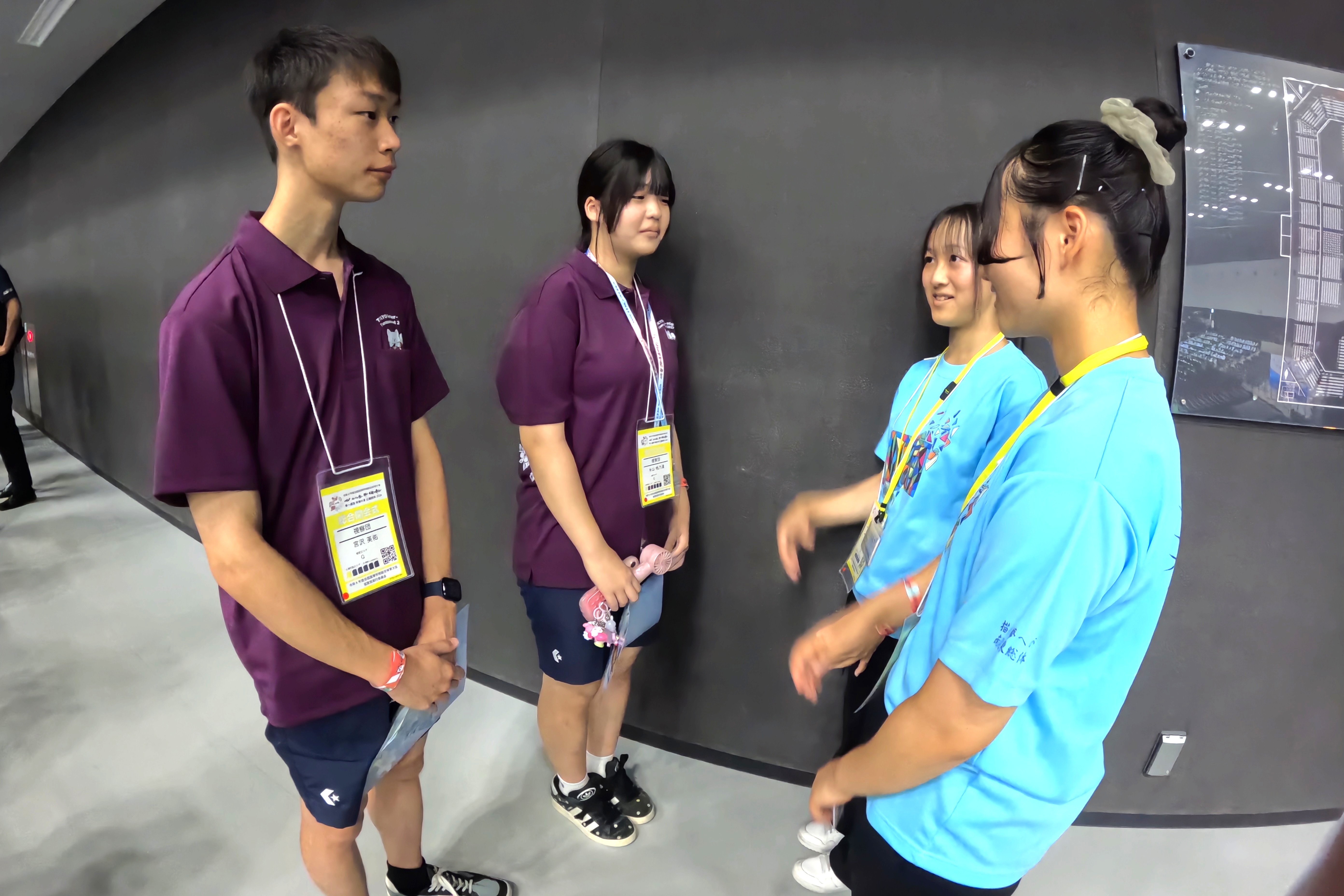 神奈川県高校生活動推進委員と交流する東京都高校生活動推進委員の様子