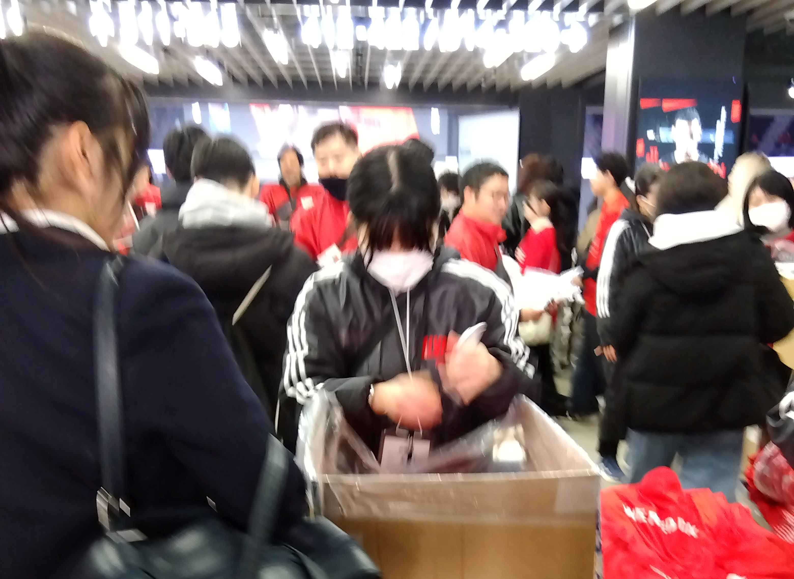 チームのビブスを受け取る委員の写真