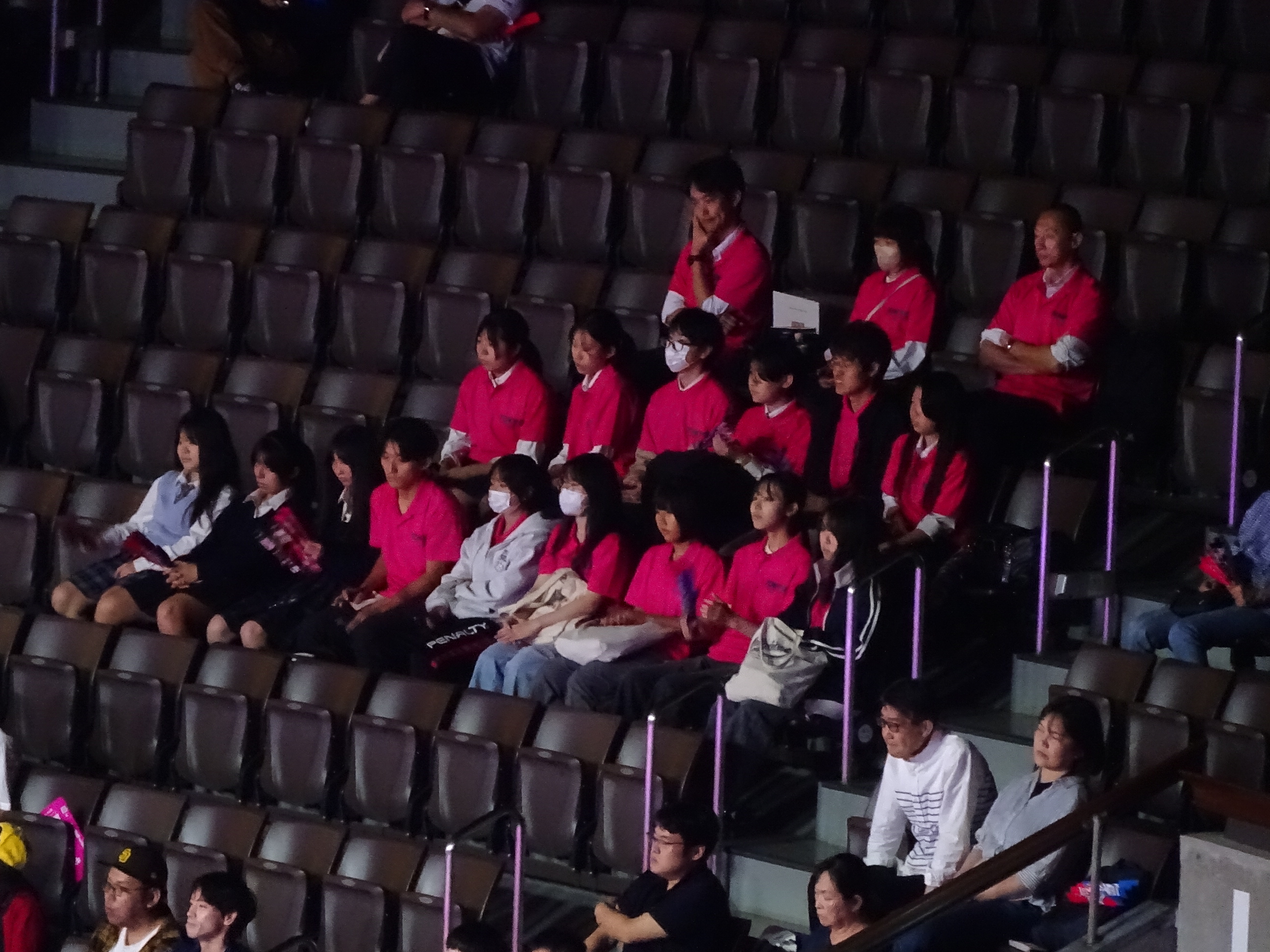 試合を観戦する委員の写真