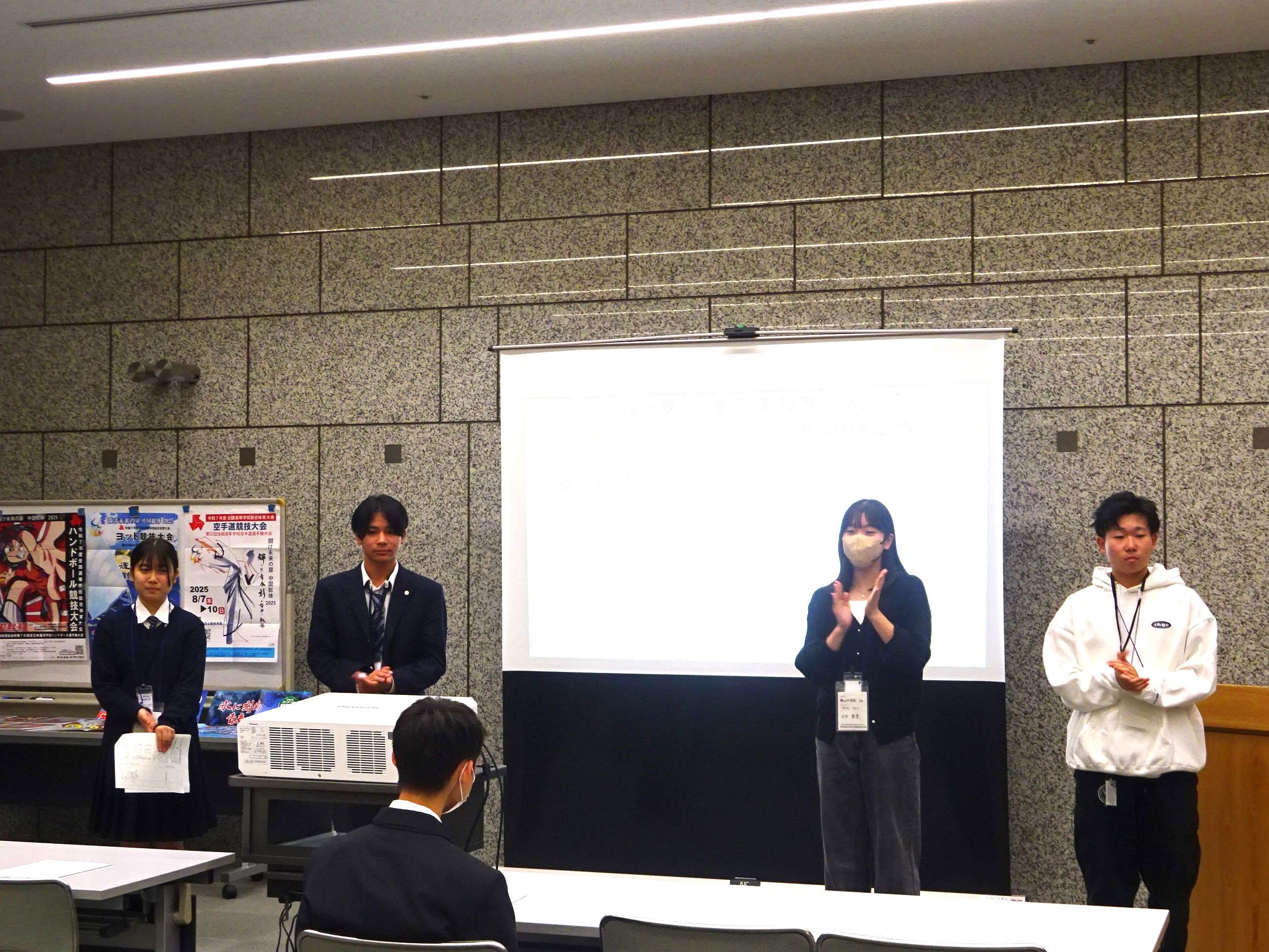 役員への就任の挨拶の写真