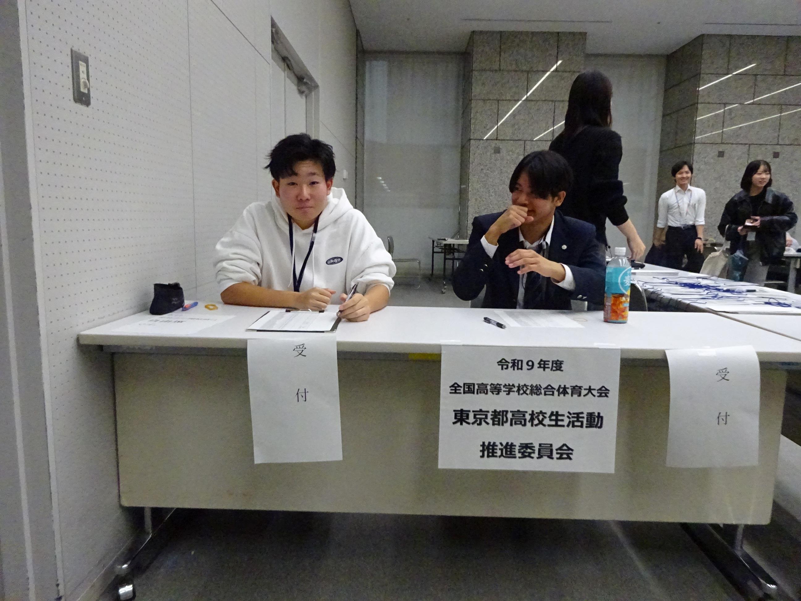 受付の仕事をする役員の写真