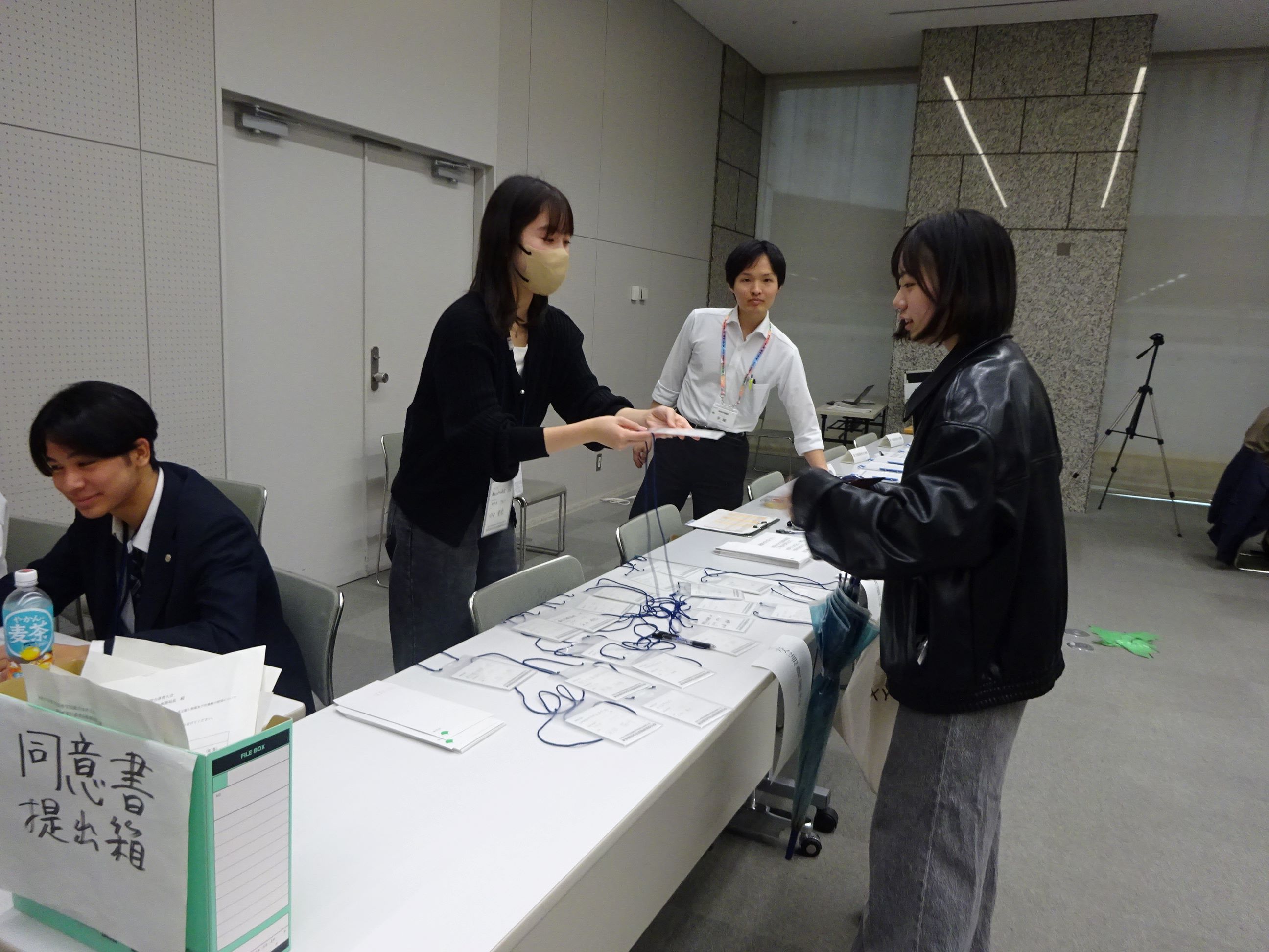 受付の仕事をする役員の写真