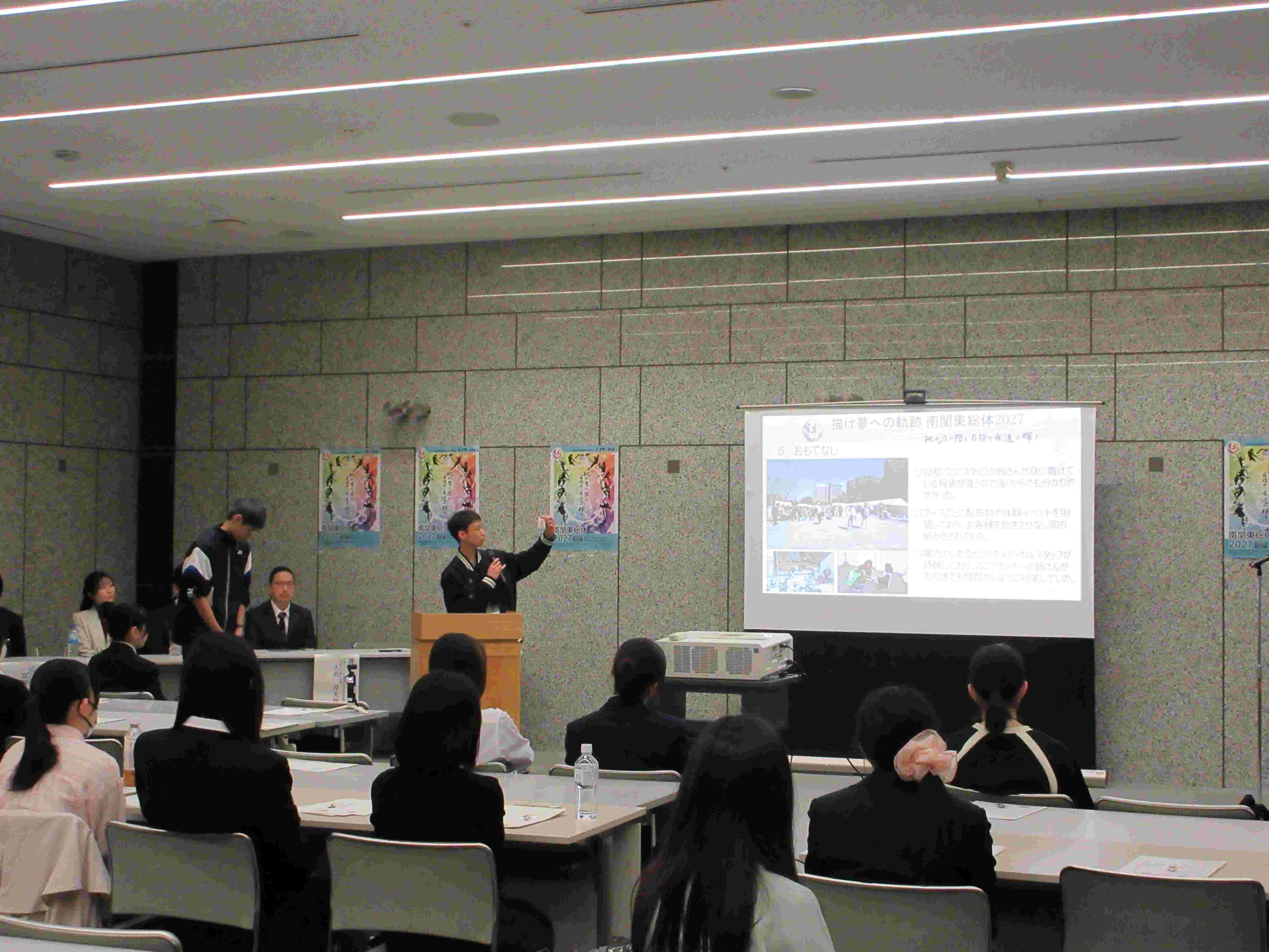 東京マラソンでの広報活動について報告する推進委員