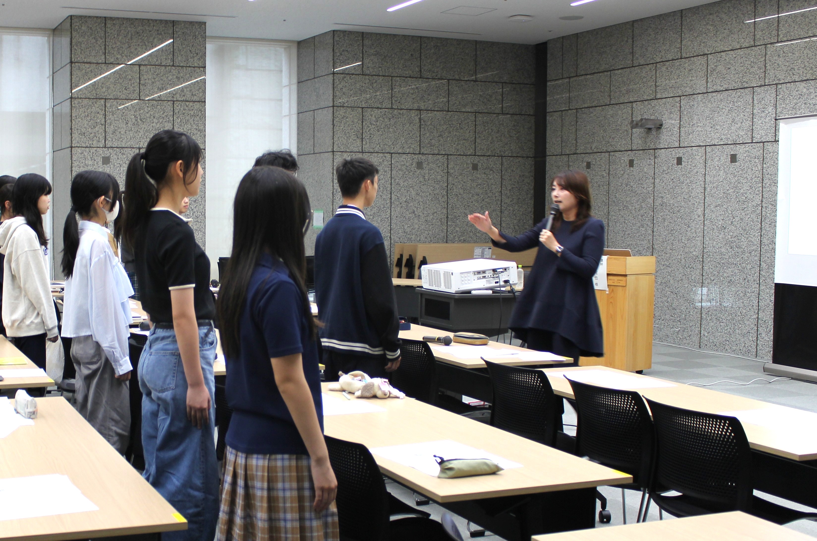 講演の一環として発声練習を行う様子